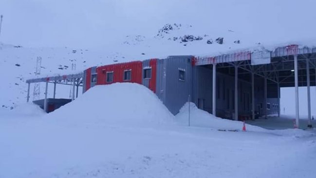 Cierre de Paso Pehuenche dejó a seis camiones con gas aislados en la frontera
