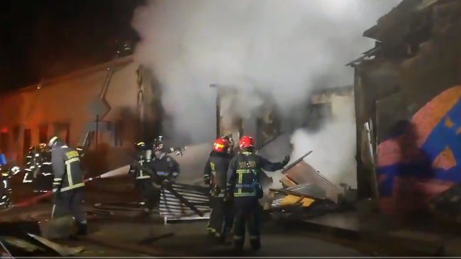 Incendio provocó el derrumbe de una casa en pleno Barrio Yungay