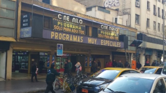 Se acabó la fiesta: Cierran los cines triple X en el centro de Santiago