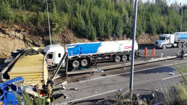 Fatal accidente de camiones obliga a cerrar por más de 10 horas el acceso a Concepción