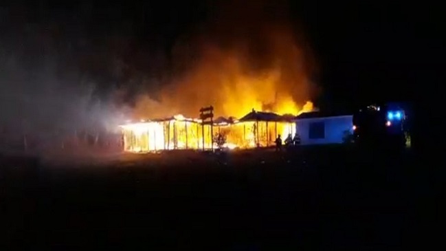 Ataque incendiario dejó reducida a cenizas sede vecinal de comunidad mapuche en Cañete