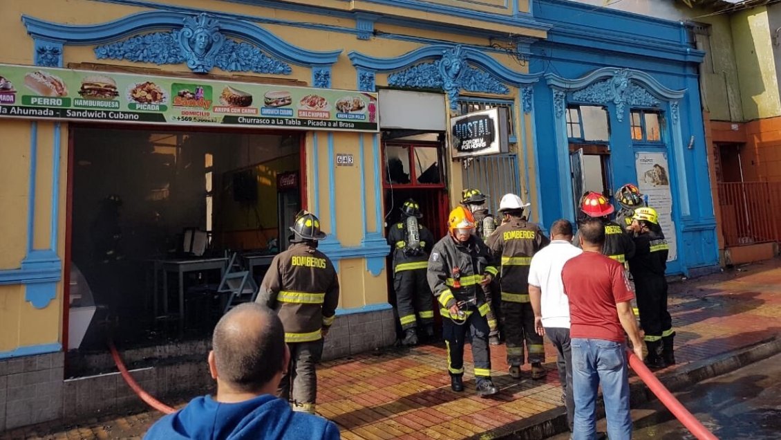 Incendio en pleno centro de Antofagasta consumió una hostal y una veterinaria