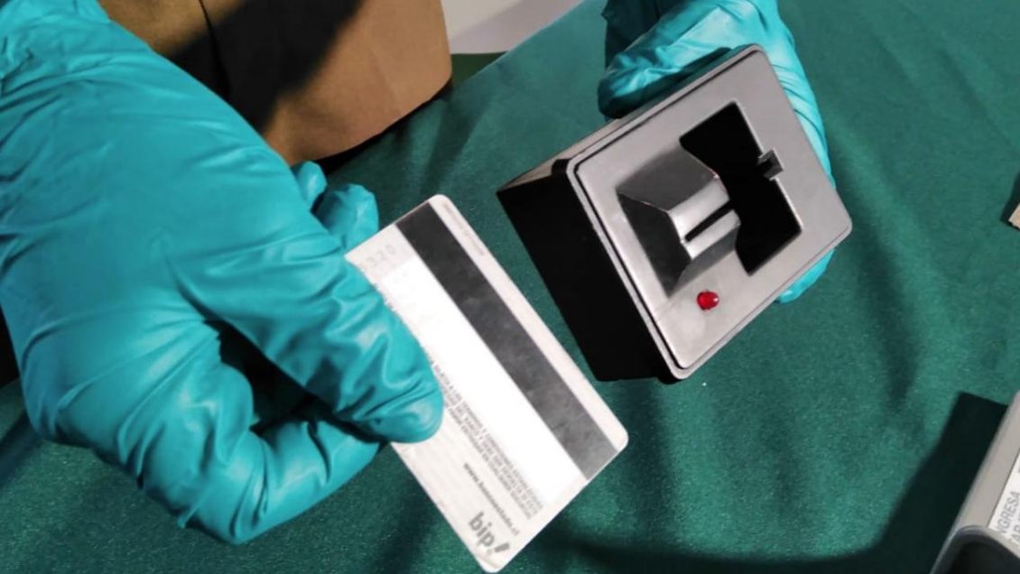 Detienen a tres menores que manipulaban dispositivos de clonación en cajeros automáticos