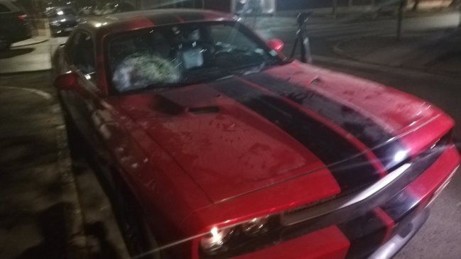 Delincuentes fueron sorprendidos empujando lujoso auto robado y terminaron detenidos