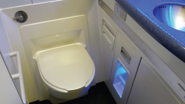 Pasajera se confundió y abrió la puerta de emergencia en vez de la del baño