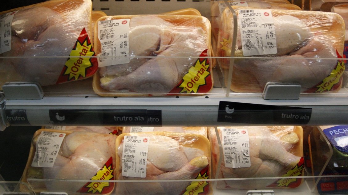 Comer más pollo que carne roja reduce gases que causan el calentamiento global