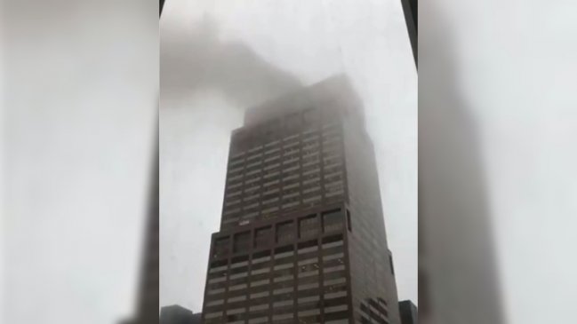 Policía de Nueva York se moviliza por choque de helicóptero contra edificio