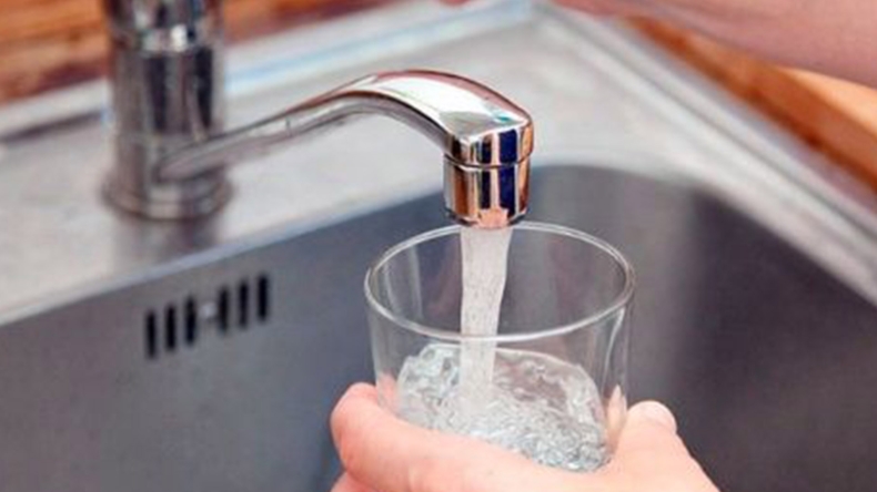 Vecinos de la costa de Valdivia denuncian mala calidad del agua potable