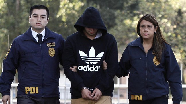 Ladrón juvenil perdió su billetera durante asalto, luego lo arrestaron en su propia casa