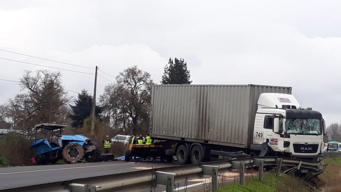 Conductor de tractor falleció tras colisión con un camión en la Ruta 5 Sur