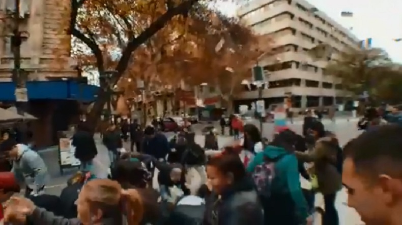 Cantante intentó promocionar su show lanzando dinero al aire, pero le robaron el bolso