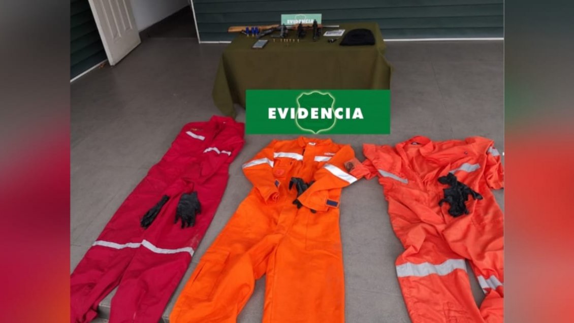 Detienen a sujetos por porte de armas en Mostazal: Huyeron en vehículo y vestían overoles