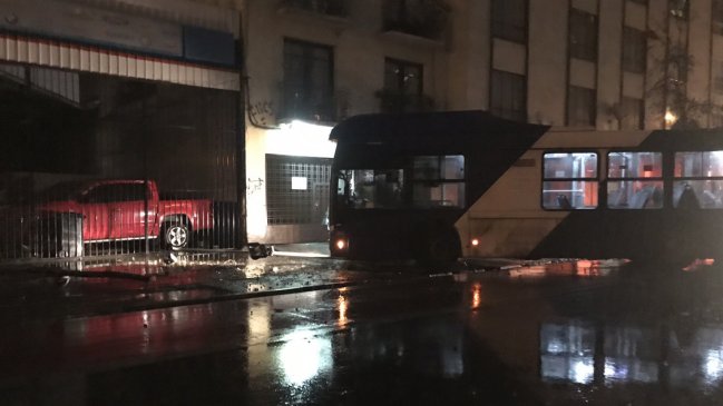 Bus del Transantiago derribó poste de luz y árbol