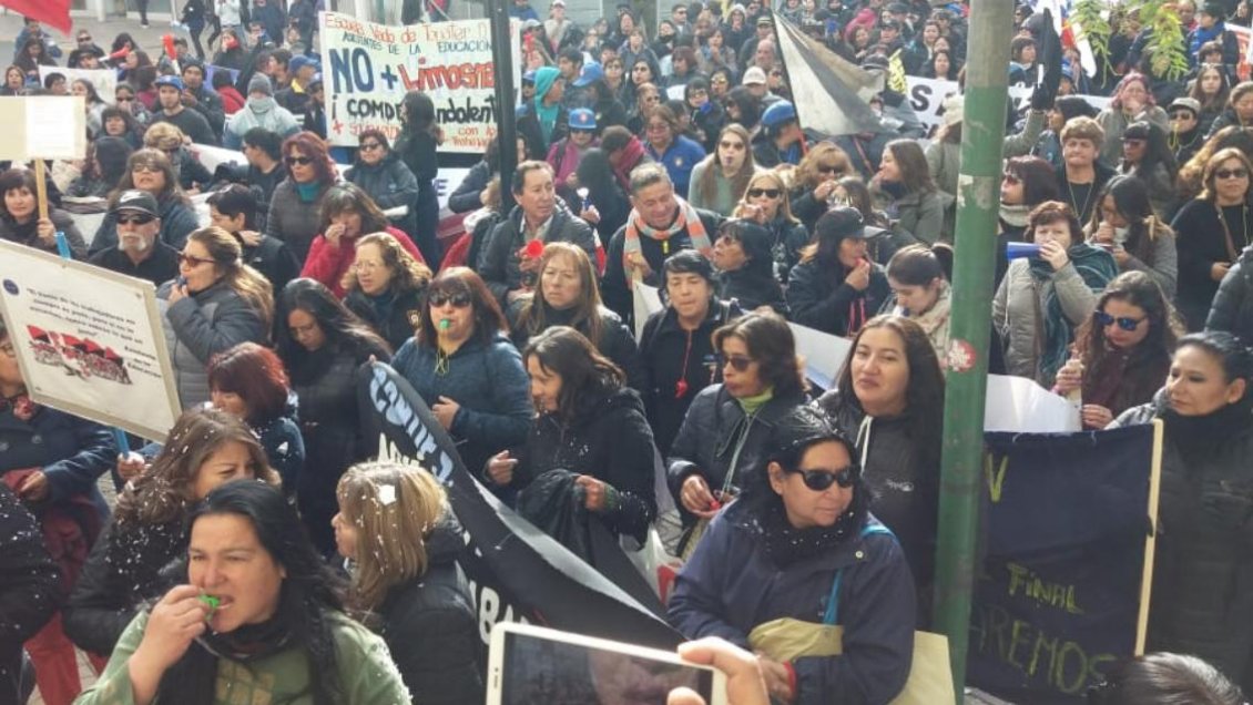 Asistentes de la educación protestan frente al municipio de Calama