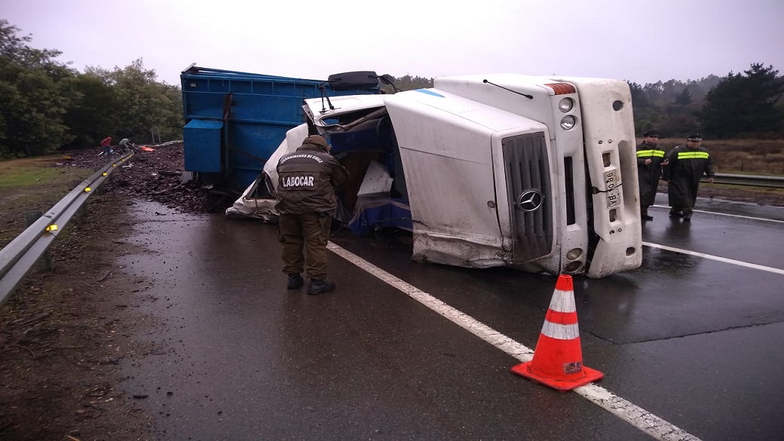 Camionero murió al volcar su máquina en la Ruta del Itata