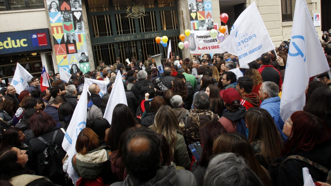 Profesores revisan propuesta del Mineduc para bajar el paro