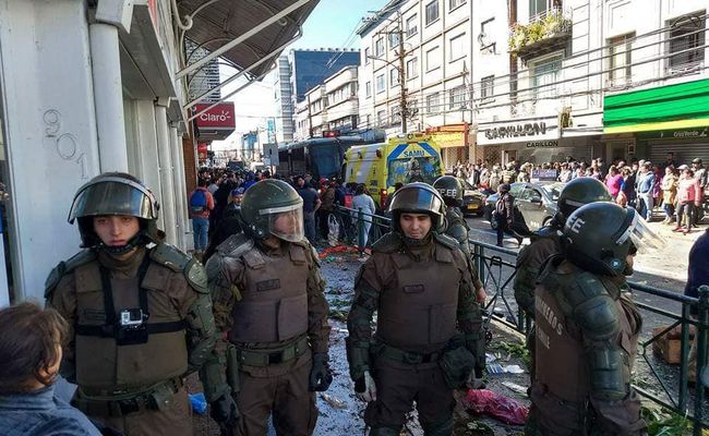 Desórdenes en Temuco: Carabineros mordidos y golpeados con cajones de tomates