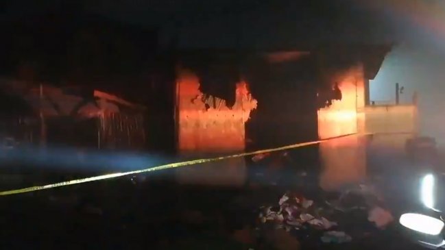 Mujer murió en incendio que afectó a una casa y un aparcadero de vehículos en Maipú