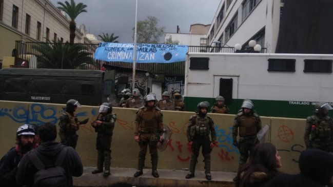 Carabineros desalojó fugaz toma en el Instituto Nacional