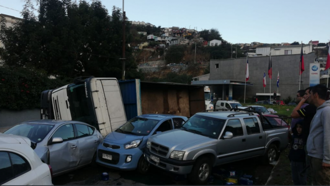 Valparaíso: Camión volcó y arrasó con siete vehículos en Santos Ossa
