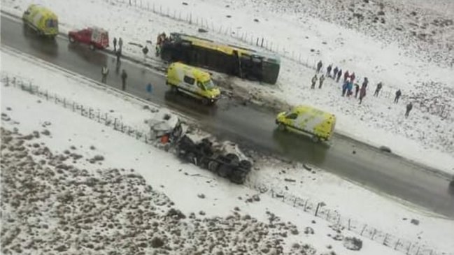 Tres fallecidos por colisión frontal entre bus y camión en Región de Magallanes