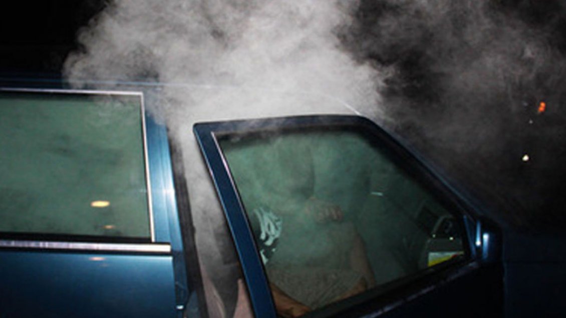 Vidrios empañados los delataron: Detuvieron a dos amigos consumiendo marihuana en un auto