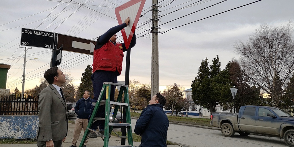 Cambian señales de tránsito en siete esquinas de Punta Arenas