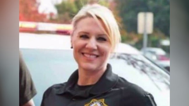 Detienen a policía acusada de tener relaciones sexuales con menor de edad