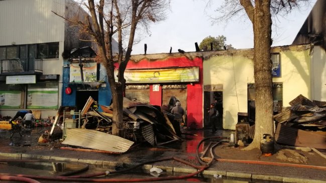 Tres locales fueron destruidos por un incendio en Rengo