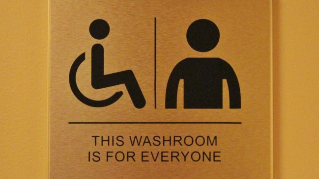 Contraloría tomó razón de decreto que permite a pequeñas empresas tener baños mixtos