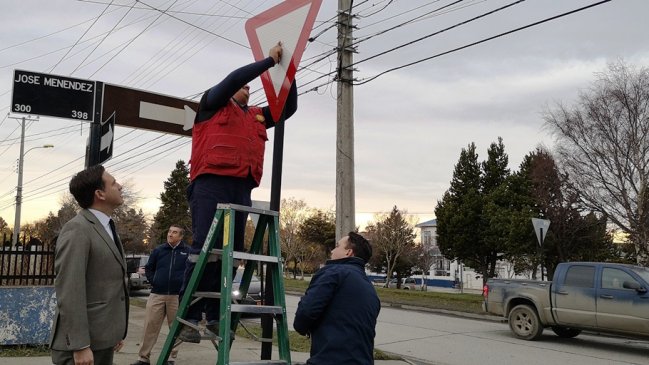 Cambian señales de tránsito en siete esquinas de Punta Arenas