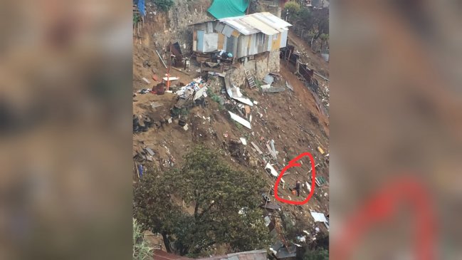 Mujer cayó 25 metros cerro abajo tras el desplome de su cocina en Valparaíso