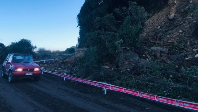 Autoridades habilitaron vía para rescatar autos atrapados tras derrumbe en Hualpén