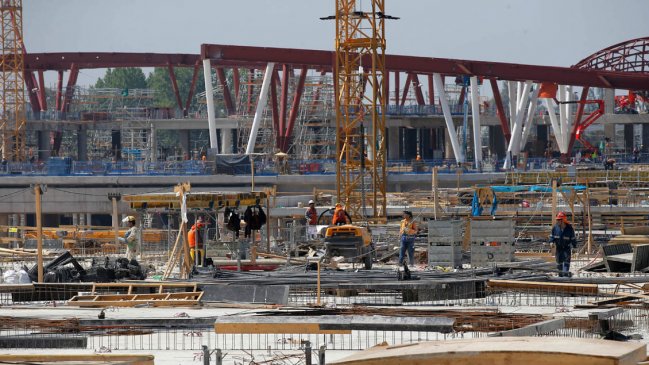 MOP califica como excesiva la indemnización que pide concesionaria del Aeropuerto de Santiago