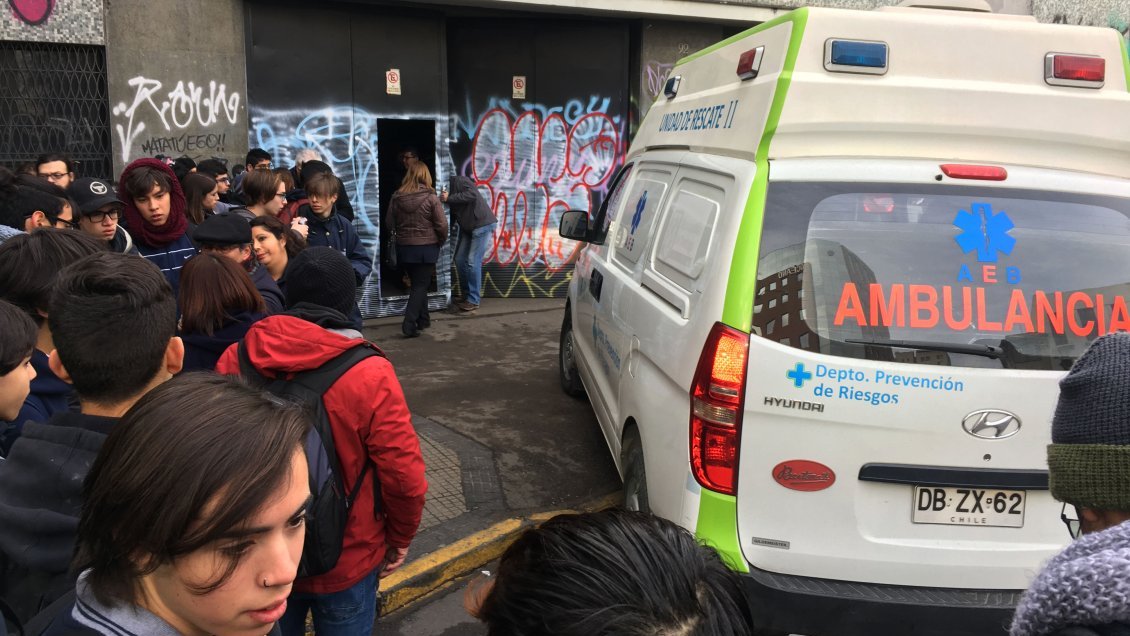 Alumnos acusan uso indiscriminado de bombas lacrimógenas en el Instituto Nacional