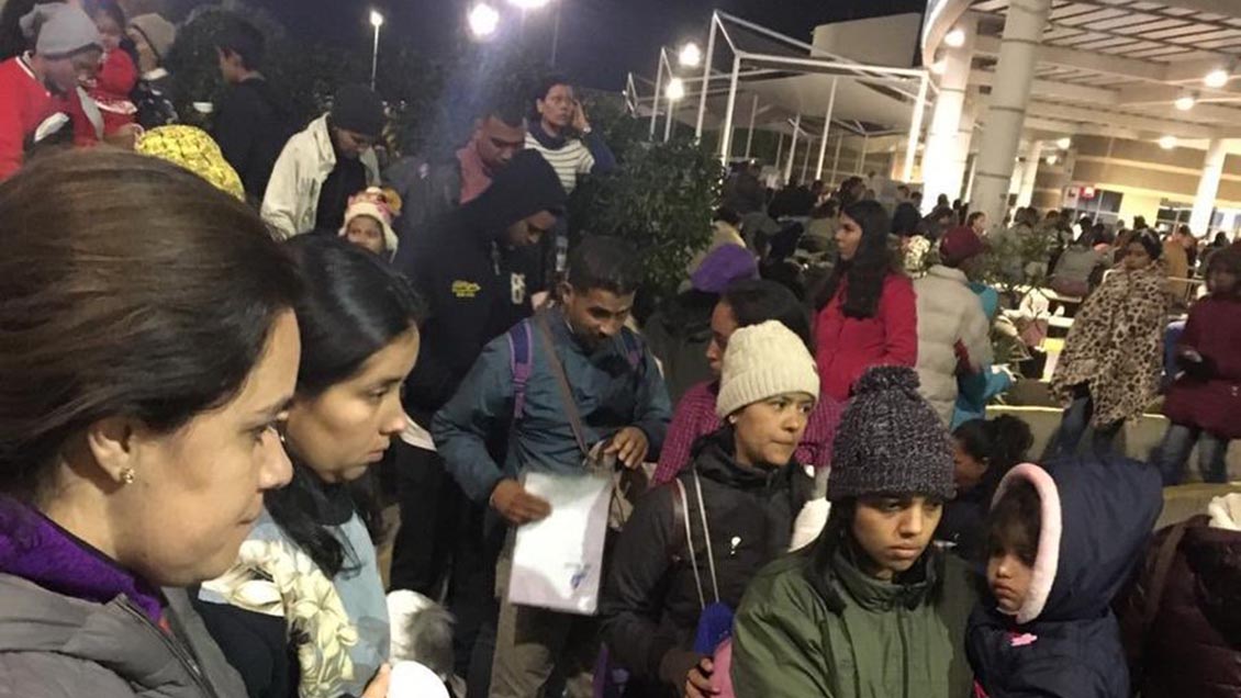 Colapso en el paso Chacalluta: Cientos de migrantes se encuentran varados