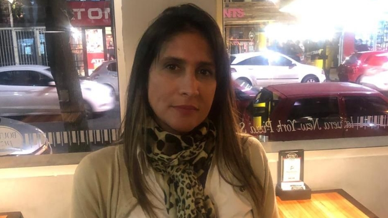 Invitó a su mejor amiga a su casa y ella la abusó sexualmente frente a su hijo