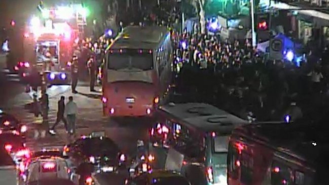 Fuerte choque de bus con radiopatrulla dejó a dos carabineros lesionados