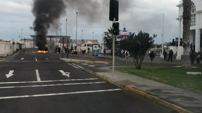 Portuarios encendieron barricadas en el Puerto de Iquique