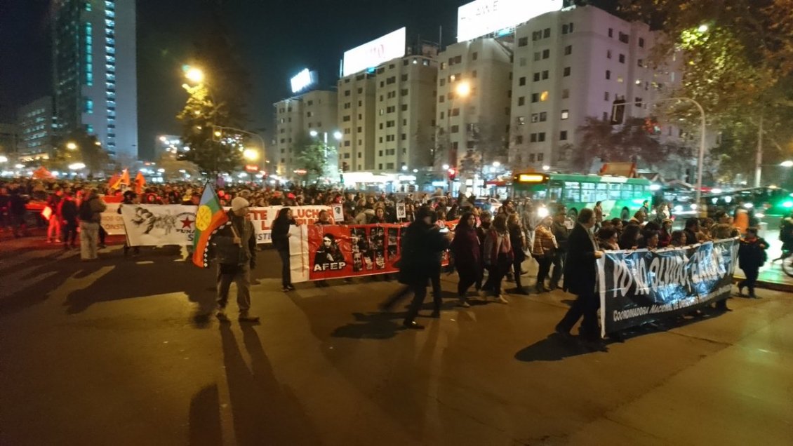 Marcha por derechos humanos y contra represión policial se toma la Alameda