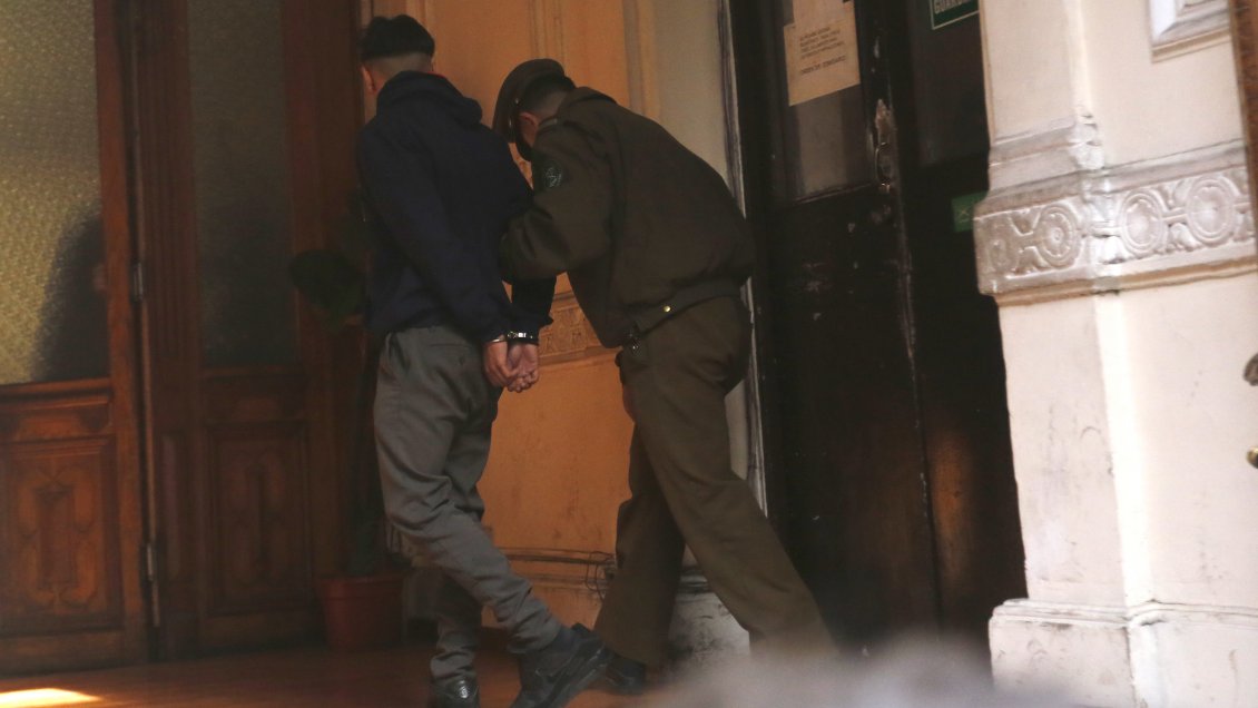 Alessandri: No podemos normalizar las molotovs ni Carabineros afuera del Instituto Nacional