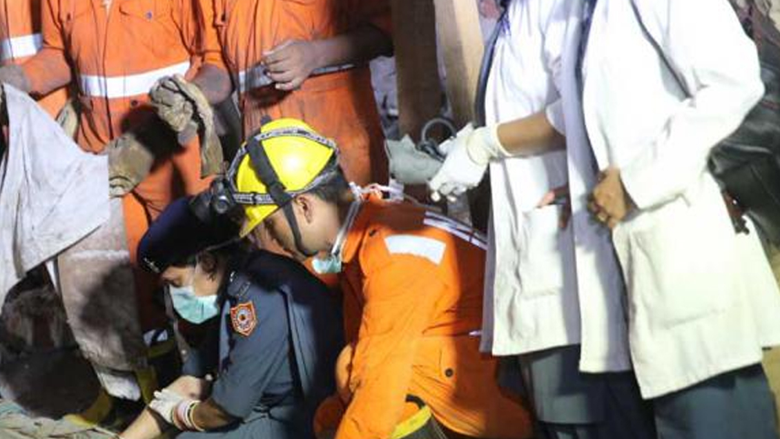 Al menos 44 muertos y 17 heridos al caer un autobús por un barranco en la India