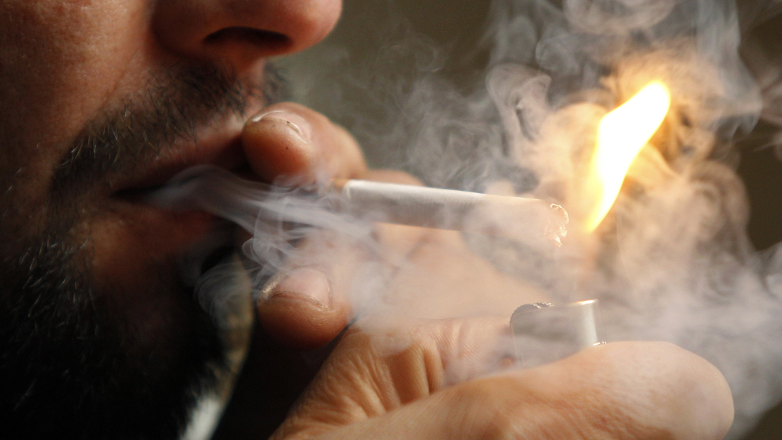 Corte de Santiago anuló ordenanza municipal de Las Condes que prohibía fumar en plazas