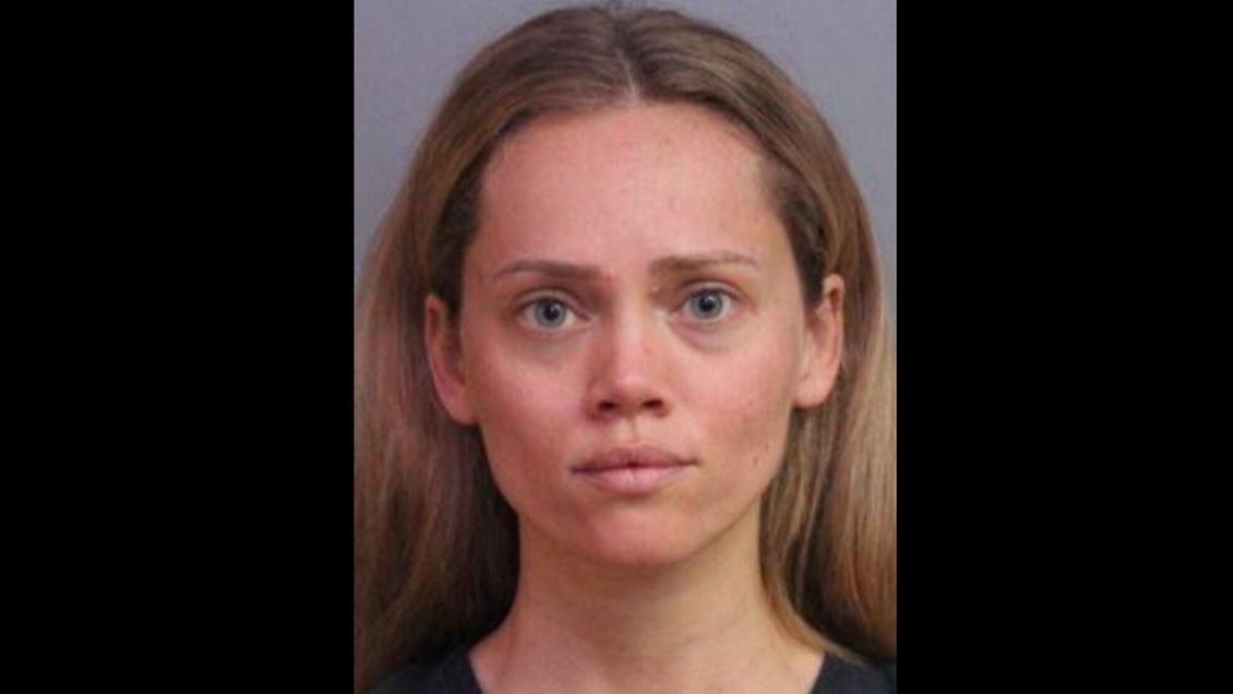 Le temía a su esposo y tomó sus armas de fuego para entregarlas a la policía: La arrestaron a ella