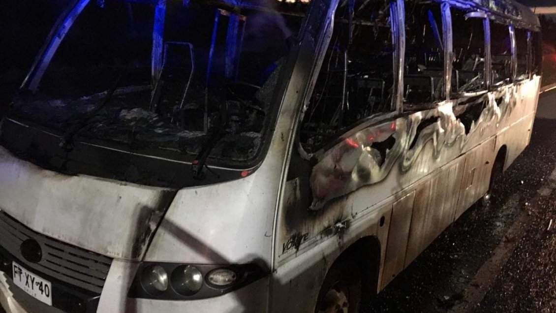 Desconocidos incendiaron minibús que transportaba trabajadores en Ercilla
