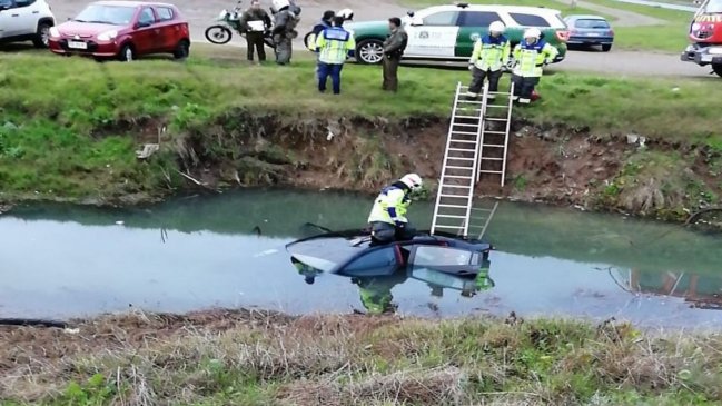 Colectivo sin ocupantes apareció sumergido en un canal en Lota