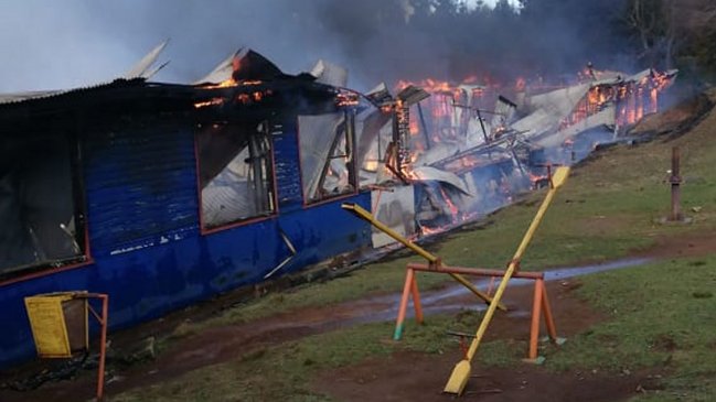 Incendio consumió por completo escuela de comunidad mapuche en Cañete