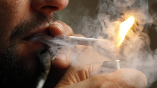 Corte de Santiago anuló ordenanza municipal de Las Condes que prohibía fumar en plazas