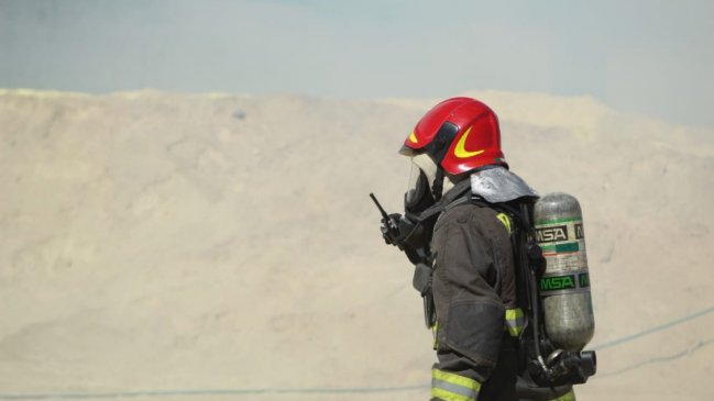 Bomberos de Alto Hospicio trabajan para controlar incendio en azufrera