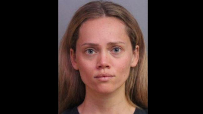 Le temía a su esposo y tomó sus armas de fuego para entregarlas a la policía: La arrestaron a ella